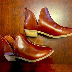 Universal thread ankle boots 6.5